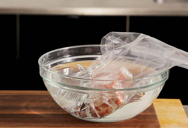 Розморожування м'яса у воді