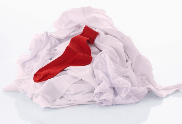 Прання білих речей з червоними