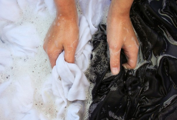 Прання білих речей із чорними