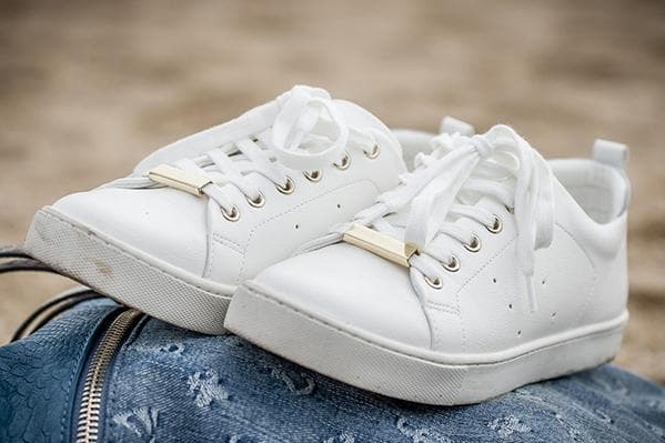Білі жіночі кросівки