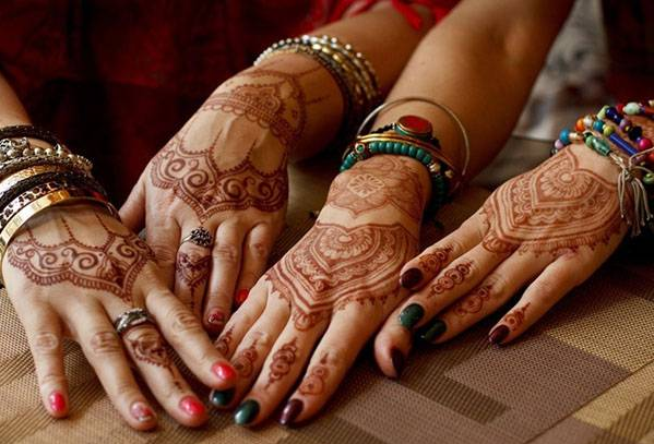 Мехенді на руках у жінок