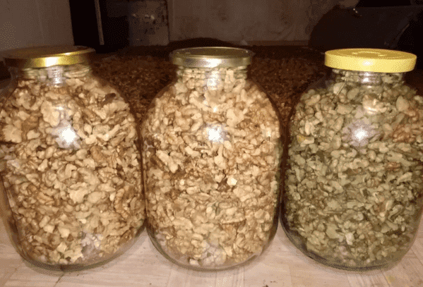 Волоські горіхи в банках