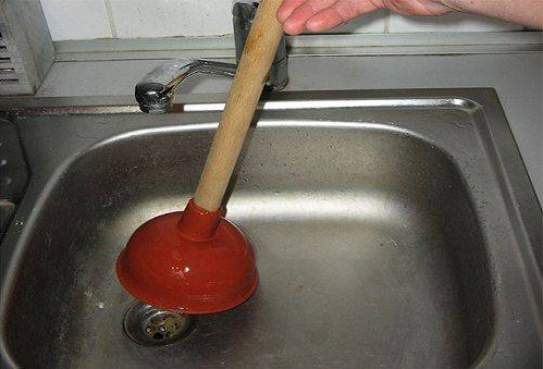 чищення раковини вантузом