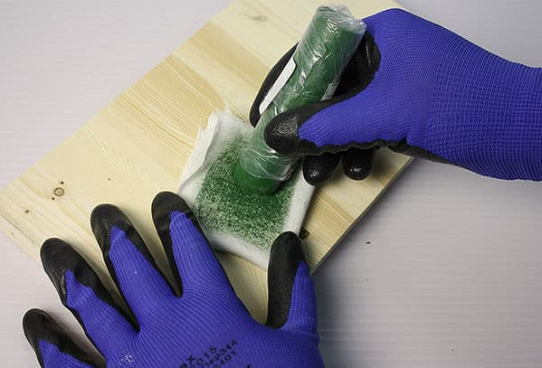 Нанесення пасти ГОІ на тканину для полірування