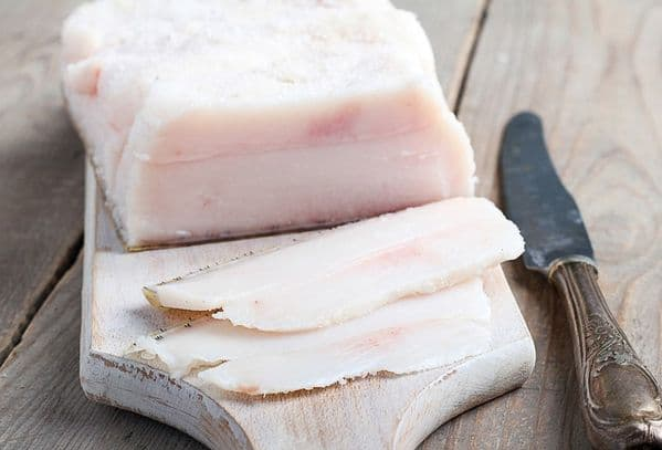 Сало на обробній дошці