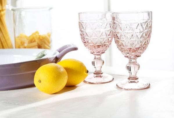 келихи на столі