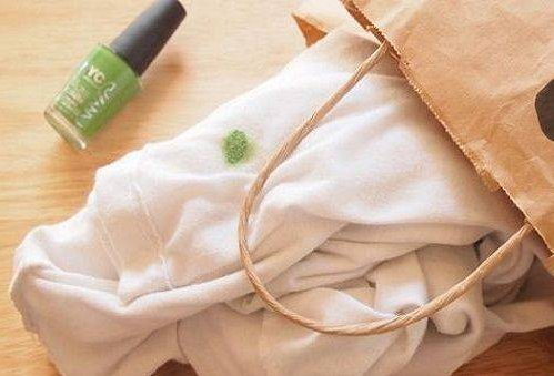 пляма від лаку на одязі