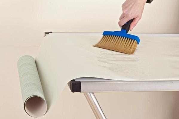 Нанесення клею на лист шпалер