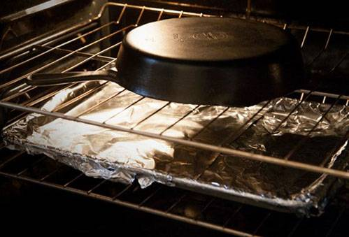 Прожарювання чавунної сковорідки