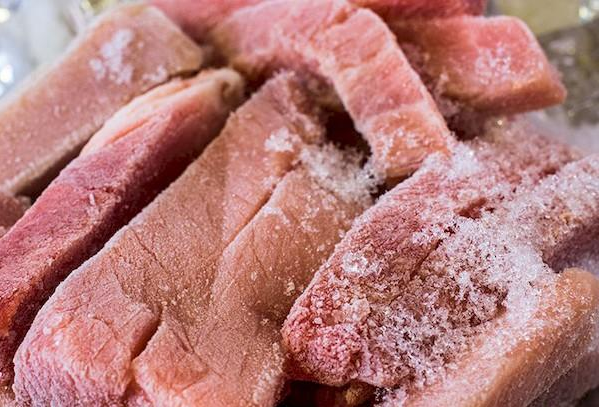 Заморожені шматки м'яса