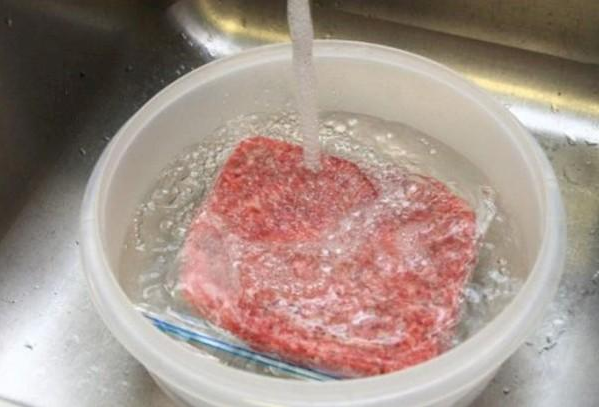 Розморожування м'яса у воді