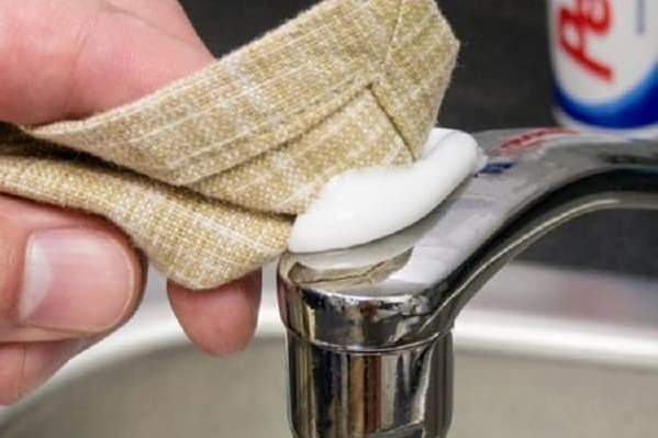 Миття крана на кухні