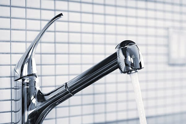Чистий кран на кухні