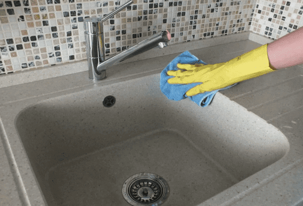 Вапняний наліт на раковині з кераміки