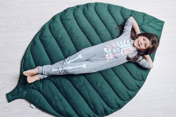 Дівчинка на килимку-листку