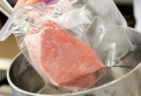 Розморожування м'яса у воді