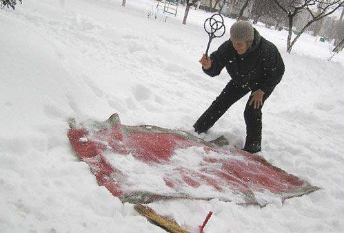 чищення килима в снігу