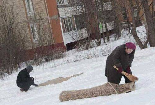 жінка чистить килим