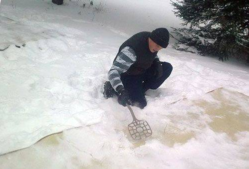 чоловік вибиває килим