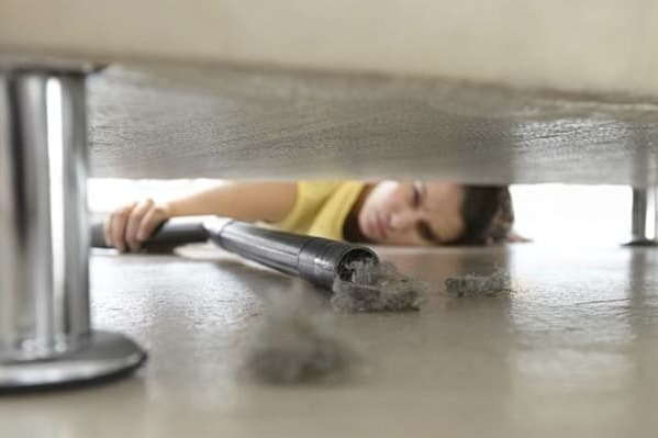 Прибирання пилу пилососом