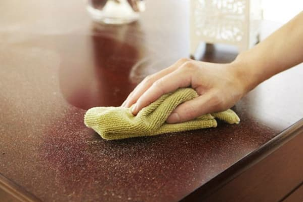 Витирання пилу ганчіркою з мікрофібри