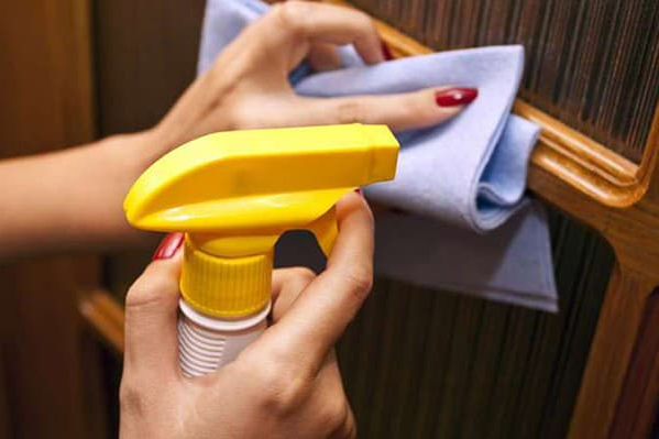 Протирання меблів від пилу