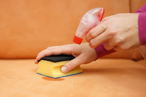 Видалення плями з дивану