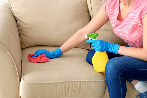 Чищення оббивки дивана
