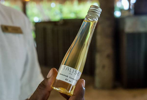 Кокосова олія у пляшці