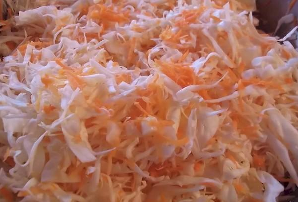 Нашаткована капуста та морква