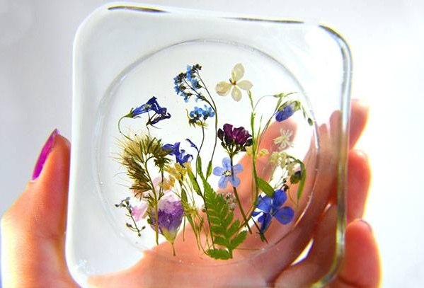 Квіти в застиглій епоксидній смолі