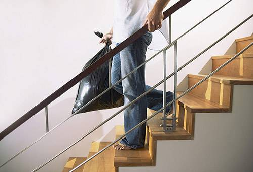 Чоловік виносить сміття