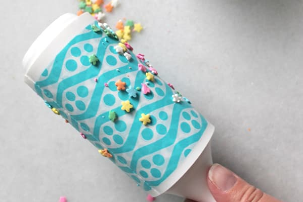 Прибирання конфетті липким валиком