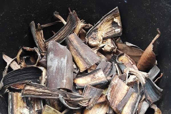 Нарізана бананова шкірка для компосту