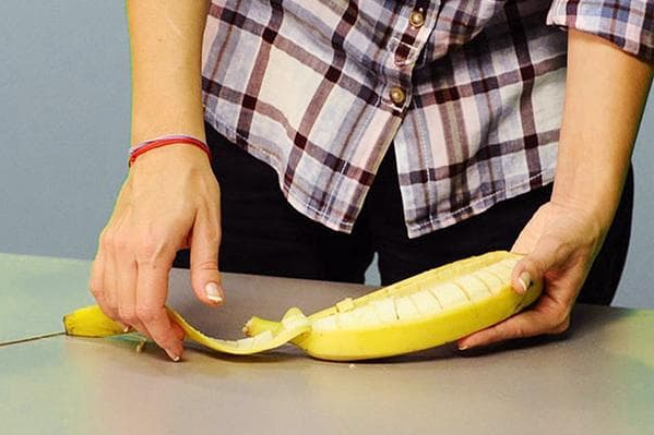 Жінка чистить банан