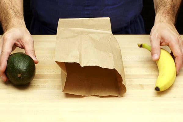 Спосіб дозрівання авокадо в пакеті з бананом