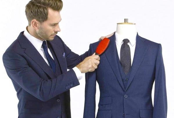 Чищення кітеля щіткою