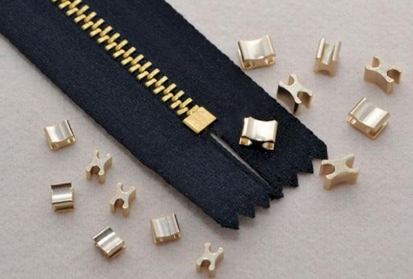 Собачки та блискавка