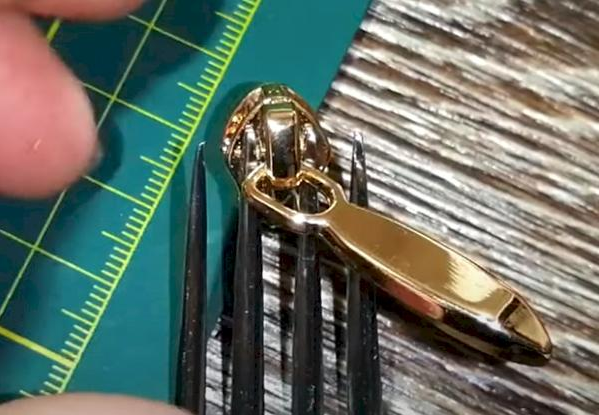 Вставити «собачку» в блискавку за 2 секунди 1