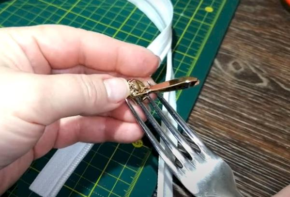 Вставити «собачку» в блискавку за 2 секунди 2