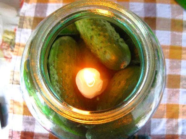 Огірки свіжі у банку зі свічкою