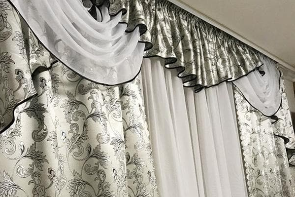 Комбінований ламбрекен із різних видів тканин.